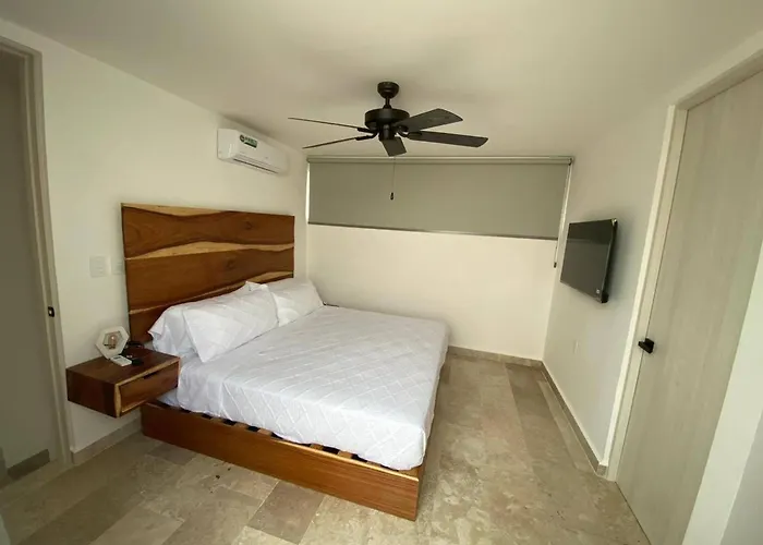 Spacious And Comfortable Ph With Private Pool In Zama Apartment