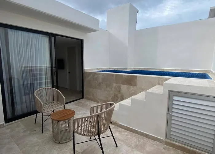 Spacious And Comfortable Ph With Private Pool In Zama Apartment *